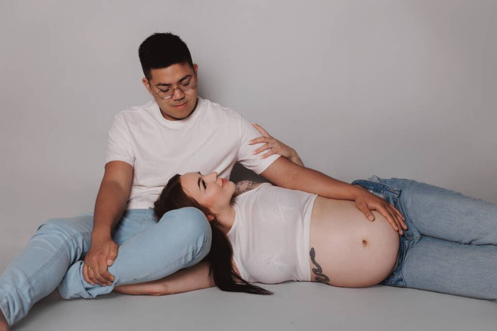 Odení_tváře, těhotná žena a muž, intimní portrét, rodinná láska, moderní fotografie, Mladý pár před porodem, těhotenství, miminko, nová životní etapa, těhotenské focení, těhotenské fotografie, porodo, ženské těhotenství, fotografie mateřství, těhotenský portrét, těhotná žena a partner, objektivní fotografie, narození dítěte, rodinné pouto, nové životní začátky, fotograf pro těhotné, Natalyshoot.cz relevance.