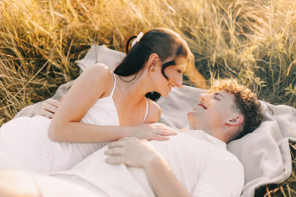 Láskyplný pár na fotomenování, romantická svatební fotografie, zanícené vztahy, venkovní romantické focení, přirozená láska v přírodě.