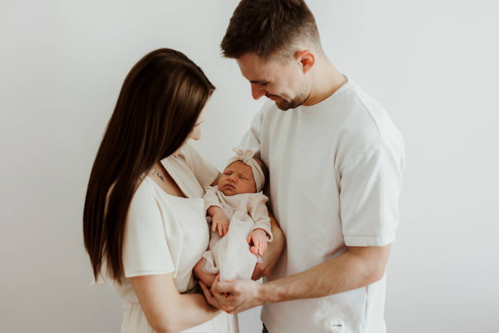 Novorozenecká porozeninová focení, rodinné rodinné focení s miminkem, profesionální newborn fotograf, milující rodiče s dítětem, fotografie novorozence, portrét miminka, Natalyshoot.cz, Vánoční a narozeninové focení, fotografie pro rodinné album, zachycení prvních chvil dítěte, unikátní newborn fotografování, kvalita a citlivost na miminko, osobní přístup, profesionální služby, rodinná fotografie, dítě a rodiče na jedné fotografii.