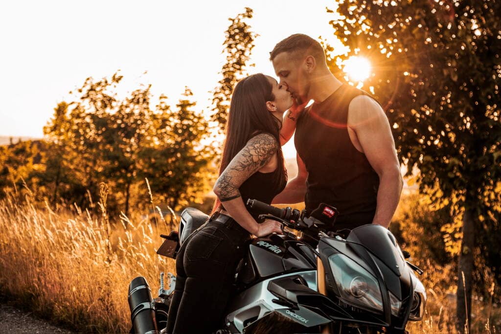 Láska, motocykl, západ slunce, romantika, pár, silnice, outdoor, foto séance.